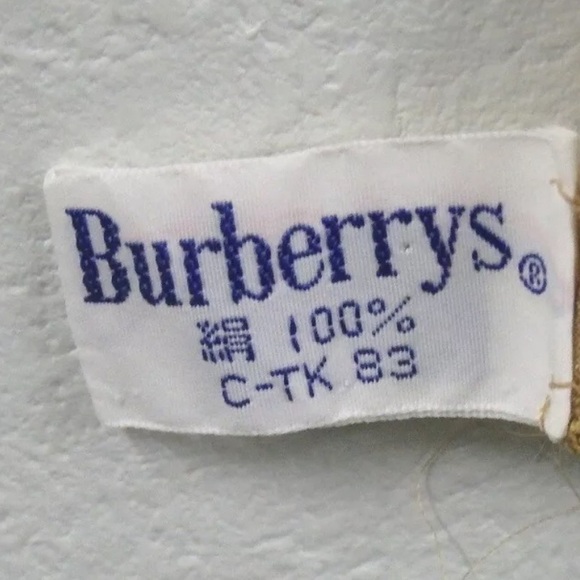 EUC VINTAGE Burberry’s 100% Silk Monuments Scarf - Picture 6 of 6